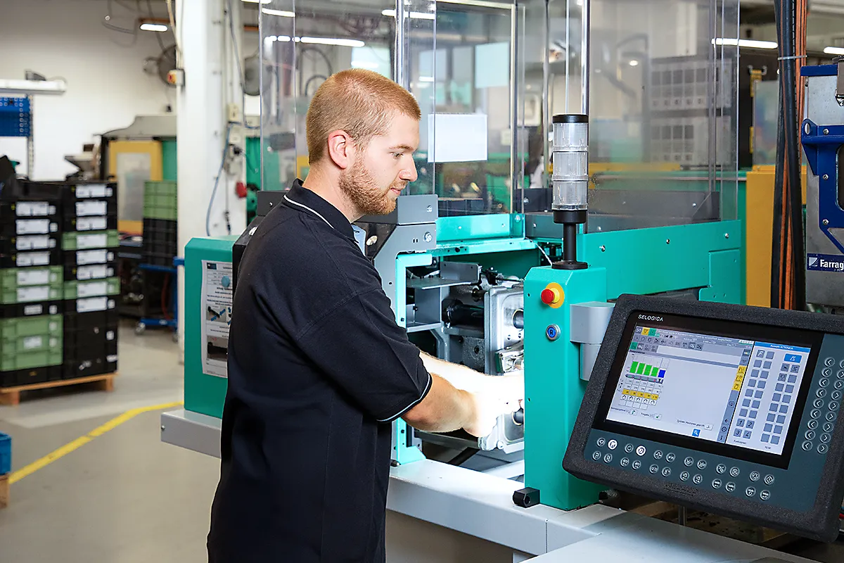 Leon Knies an der Maschine