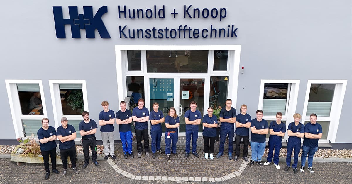 H+K Auszubildende 2024 vor Firmengebäude